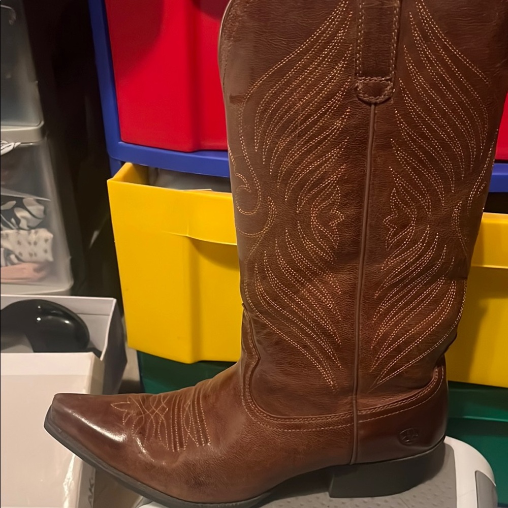 Ariat Brown Western Boots. In good Preowned condition. Normal wear.